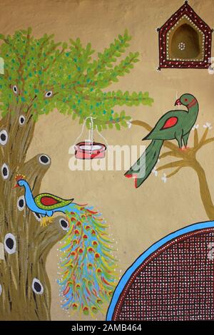 Tribal House Decoration Of Peacocks, Great Rann Of Kutch, Gujarat Stockfoto