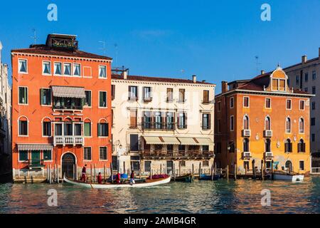 Boot vor den Palästen am Canal Grande, Venedig, Venetien, Italien, Europa Stockfoto