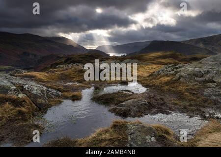 High Rigg, Thirlmere, Lake District, Cumbria UK. Januar 2020. Wetter in Großbritannien. Spektakuläre krepuskuläre Strahlen fegen über die Berge rund um Thirlmere, während das Wetter im Lake District zu Tage tritt. Credit: David Forster/Alamy Live News Stockfoto