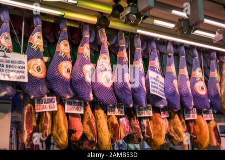 Spanische Schinken ( Jamon Iberico ) hängen in einer Charcuterie i Madrid, Spanien Stockfoto