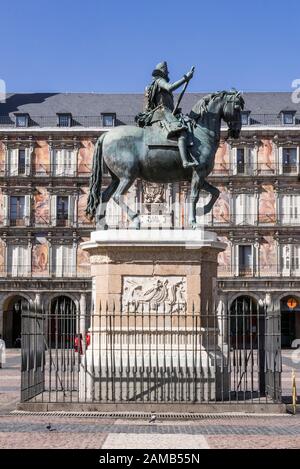 Statue von König Philipp III. Zu Pferd auf der Plaza Major in Madrid, Spanien Stockfoto