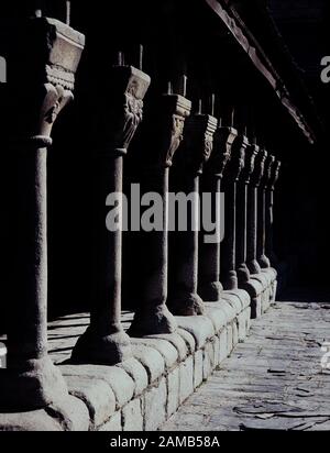 COLUMNAS DEL CLAUSTRO ROMANICO DE LA CATEDRAL DE LA SEO DE URGEL - SIGLO XIII Ort: Catedral. SEO DE URGEL. Lerida. SPANIEN. Stockfoto