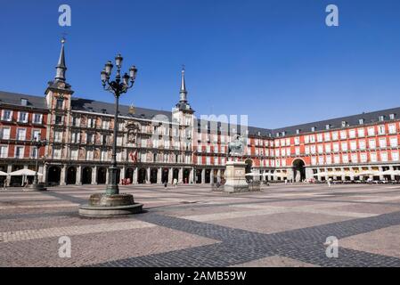 Statue von König Philipp III. Zu Pferd auf der Plaza Major in Madrid, Spanien Stockfoto