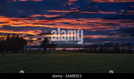 Largs bei Sonnenuntergang an der Westküste Schottlands. Stockfoto