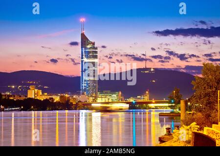 Wien. Abendlicher Blick auf die Küste der Donau, Hauptstadt Österreichs Stockfoto