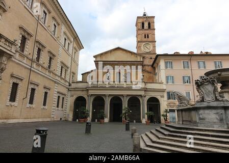 Die Basilika Unserer Lieben Frau in Trastevere (Basilika Santa Maria in Trastevere), eine der ältesten Kirchen Roms, Italiens Stockfoto
