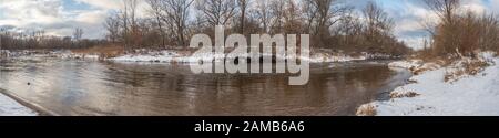 Breiter Fluss während der Wintersaison. Jozefow. Otwock, Świder. Natura 2000. Polen Stockfoto