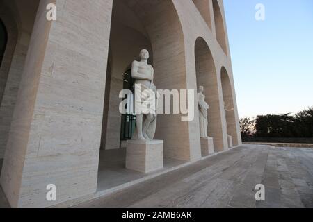 ROM, ITALIEN - 10. DEZEMBER 2016: Palazzo della Civilta Italiana (Platz Kolosseum). Das Denkmal befindet sich im EUR-Finanzbezirk von Rom, Italien Stockfoto