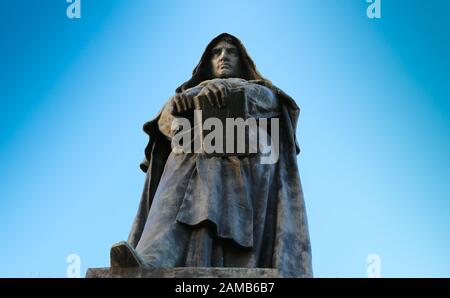 Die Statue von Giordano Bruno auf dem Campo de' Fiori in Rom, Italien. Stockfoto