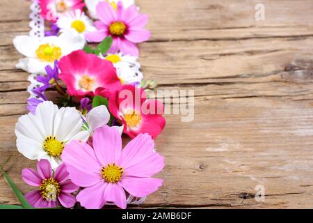 Tischdekoration mit Cosmos, Rosen und andere Blumen Stockfoto