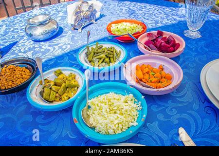 Typische Küche in Marrakesch, Marokko. Es ist eine Vorspeise mit Bohnen, Linsen, Kohl, Karotten und Rote Bete in verschiedenen Schüsseln. Es befindet sich in einem Restaurant Stockfoto