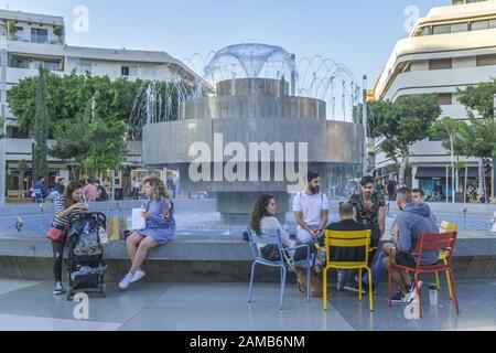 Junge Menschen, Brunnen, Dizengoff-Platz, Tel Aviv, Israel Stockfoto