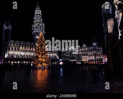 In der Weihnachtszeit wird in der Innenstadt, in der Nähe des Grand Place, ein Weihnachtsbaum aufgestellt Stockfoto