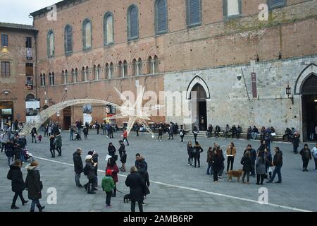 Weihnachten 2019, Touristen zu Fuß in Piazza del Duomo - Duomo Platz, Siena, Italien Stockfoto
