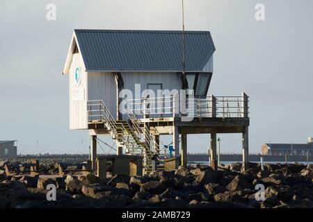 Das Rennbüro Morecambe Sailing Club an der Küste von Morecambe am Weihnachtstag. Morecambe Lancashire England GB Stockfoto