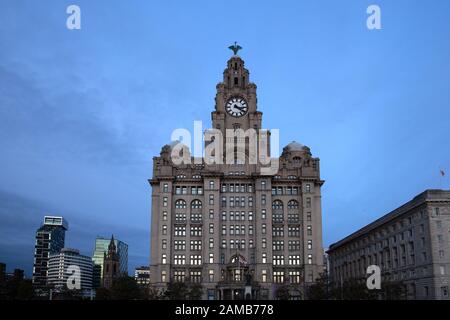 Liverpool, Großbritannien - 19. Oktober 2019: Royal Lever Building in Dusk Stockfoto