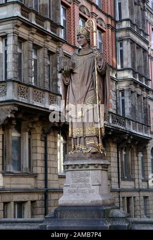 Erzbischof Ansgar Statue auf der Trostbrücke, Hamburg, Deutschland Stockfoto