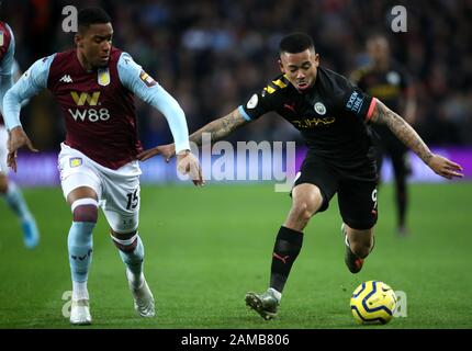 Ezri Konsa von Aston Villa (links) und Gabriel Jesus von Manchester City kämpfen beim Spiel in der Premier League in Villa Park, Birmingham um den Ball. Stockfoto