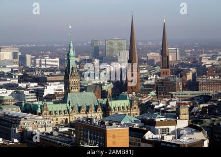 Blick vom Kirchturm der St. Michaelis Kirche über Hamburg, Deutschland Stockfoto