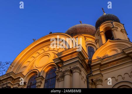 Kathedrale der Heiligen Maria Magdalena bei Sonnenuntergang in Warschau, Polen, Polnisch-orthodoxe Kirche von 1869, Architektur im Stil des russischen Revivals. Stockfoto