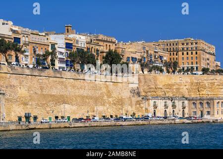 Ummauerte Altstadt von Valletta auf Malta, Blick vom Grand Harbour. Stockfoto