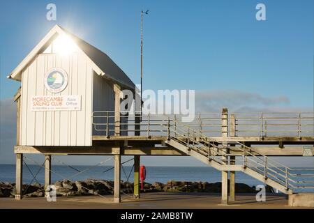 Das Rennbüro Morecambe Sailing Club an der Küste von Morecambe am Weihnachtstag. Morecambe Lancashire England GB Stockfoto