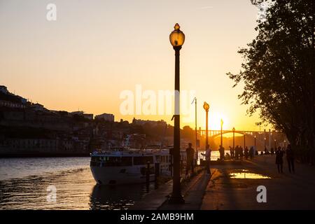 Porto, PORTUGAL - MAI 2018: Wunderschöner oranger Sonnenuntergang über dem Fluss Duoro in Porto City Stockfoto