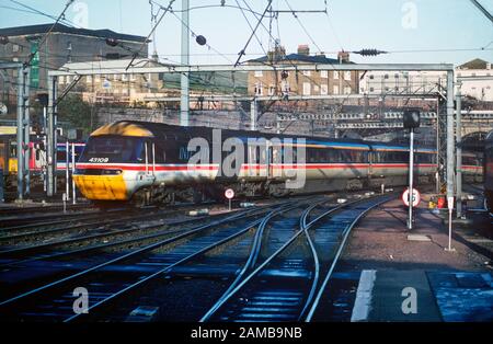 Eine ziemlich grubige Intercity HST aus den Kraftfahrzeugen 43109 und 43116 kommt am 5. Dezember 1992 bei London Kings Cross an. Stockfoto