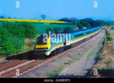 Eine HST mit den Kraftfahrzeugen 43057 und 43051 bildet einen Midland Mainline-Service bei Kibworth. Stockfoto