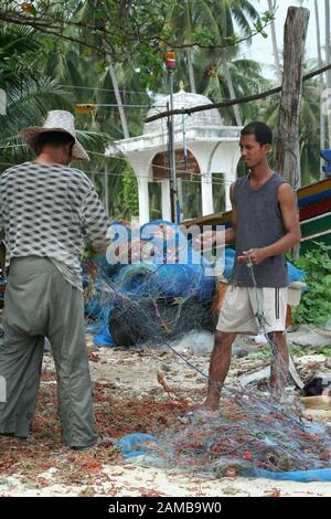 Ko Samui, Thailand, Fischer, die mit ihren Netzen beschäftigt sind Stockfoto