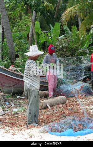 Ko Samui, Thailand, Fischer, die mit ihren Netzen beschäftigt sind Stockfoto