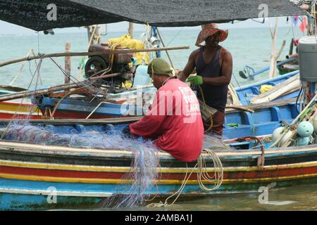 Ko Samui, Thailand, Fischer, die mit ihren Netzen beschäftigt sind Stockfoto