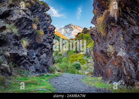 Güéjar-Sierra, Spanien - 27. Oktober 2019. Schöner Blick vom Wanderweg Vereda de la Estrella im Naturpark Sierra Nevada. Stockfoto