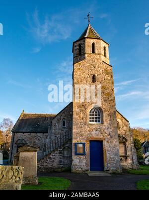 Pencaitland Parish Church (Church of Scotland) Kirche aus dem 17. Jahrhundert mit sonnigem Himmel und alten Gräbern, East Lothian, Schottland, Großbritannien Stockfoto