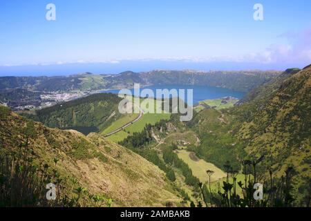 Außenstelle Miradouro da Boca do Inferno - Blick in die Caldeira do Alferes, Sete Cidades, Sao Miguel, Azoren, Portugal Stockfoto