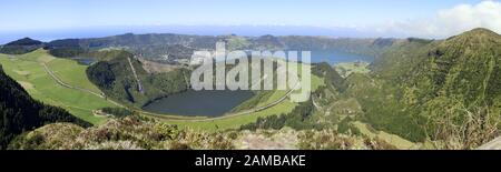 Außenstelle Miradouro da Boca do Inferno - Blick in die Caldeira do Alferes, Sete Cidades, Sao Miguel, Azoren, Portugal Stockfoto