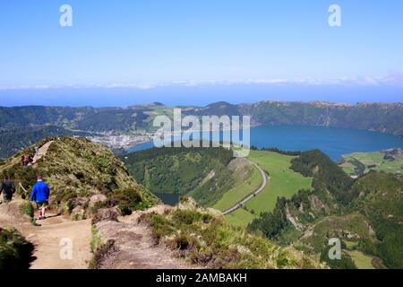 Außenstelle Miradouro da Boca do Inferno - Blick in die Caldeira do Alferes, Sete Cidades, Sao Miguel, Azoren, Portugal Stockfoto