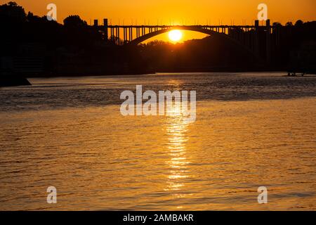 Wunderschöner oranger Sonnenuntergang über dem Fluss Duoro in Porto City Stockfoto