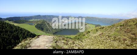 Außenstelle Miradouro da Boca do Inferno - Blick in die Caldeira do Alferes, Sete Cidades, Sao Miguel, Azoren, Portugal Stockfoto