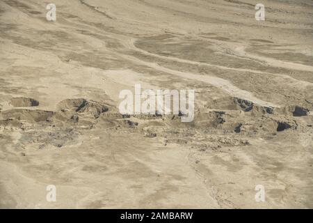 Ausgetroknete Wüstenbildung mit Schlucklöchern am Toten Meer, Israel Stockfoto