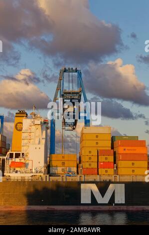 Gestapelte Transportcontainer auf der Wharf warten darauf, im November auf Schiffe im Hafen von Las Palmas auf Gran Canaria geladen zu werden. Stockfoto