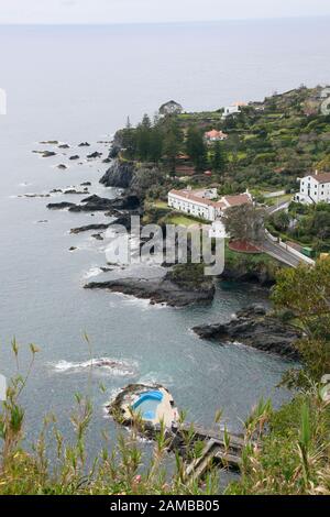 Quelle und Kloster Caloura - Blick vom Aussichtspunkt Miradouro do Pisao, Agua de Pau, Sao Miguel, Azoren, Portugal Stockfoto