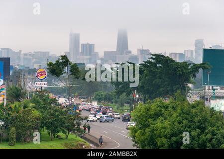 Blick auf die Mombasa Autobahn mit den Stadtgebäuden von Nairobi im Hintergrund, mit Fahrzeugen, die im Stau in der Hauptverkehrszeit stecken Stockfoto