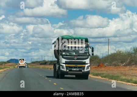 Ein großer LKW, der auf der Autobahn Mombasa unterwegs ist und Waren transportiert, Kenia Stockfoto