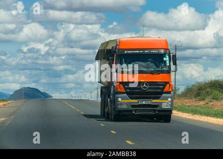 Ein großer Lastwagen, der auf der Mombasa Autobahn unterwegs ist und Waren transportiert, Kenia Stockfoto