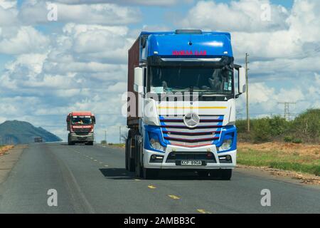 Ein großer LKW, der auf der Autobahn Mombasa unterwegs ist und Waren transportiert, Kenia Stockfoto