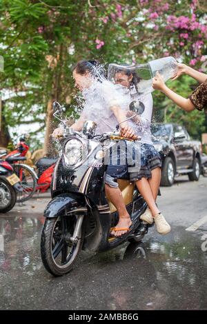 Luang PRABANG, LAOS - 10. APRIL 2013: Songkra-Festival, laotische Neujahrsfeier auch als Pii Mai in Luang Prabang, Laos bekannt am 10. April 2013. Stockfoto