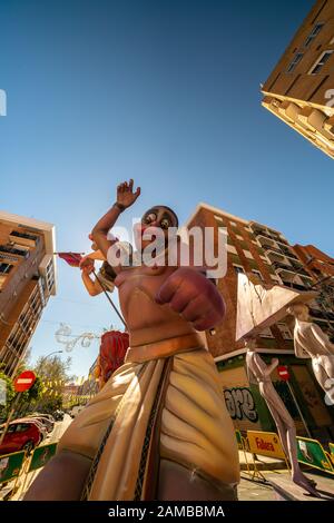 Las Fallas, Papermache-Modelle werden in der traditionellen Feier in Lobpreis des heiligen Joseph am 15.2019 gebaut und gebrannt. Barrio Benimaclet Stockfoto