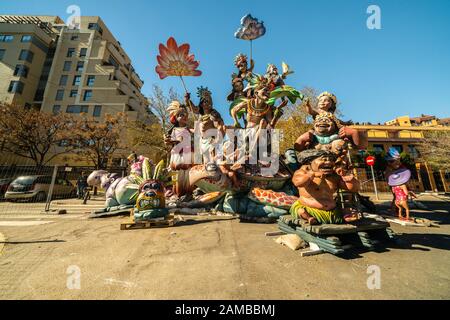 Las Fallas, Papermache-Modelle werden in der traditionellen Feier in Lobpreis des heiligen Joseph am 15.2019 gebaut und gebrannt. Barrio Benimaclet Stockfoto