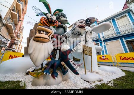 Las Fallas, Papermache-Modelle werden in der traditionellen Feier in Lobpreis des heiligen Joseph am 16.3.2019 in Valencia, Spanien, gebaut und gebrannt. Stockfoto